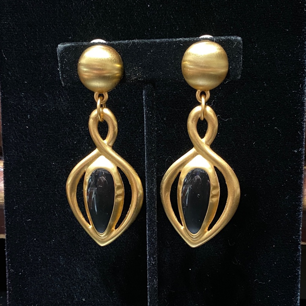 Elegant vintage Gold and Black Drop clip on Earrings